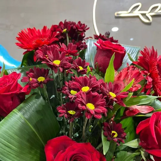 Caja pote strass gold con rosas y flores de estacion